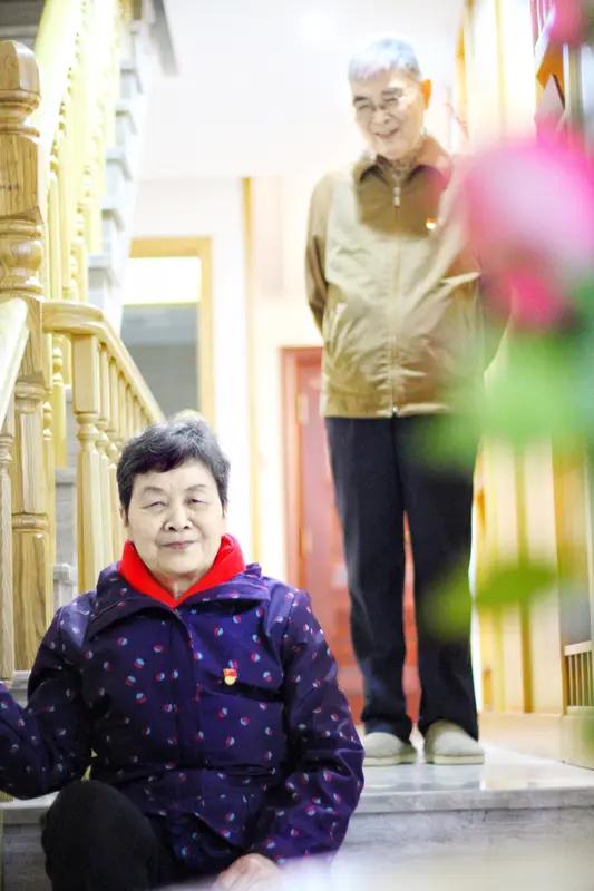 看到“夫妻和睦情深厚”这个上联，一下子就想到了人到中年，夫妻和睦是多大的福报啊。