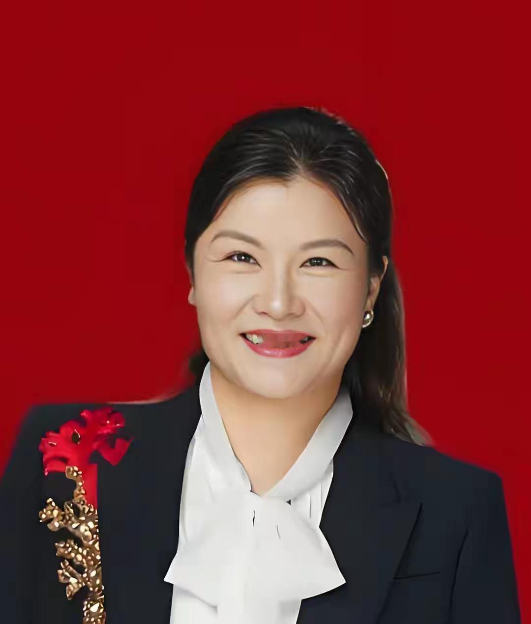 周群飞堪称现实版的“爽文女主”。5岁丧母，15岁辍学南下打工，这样的开局堪称“天