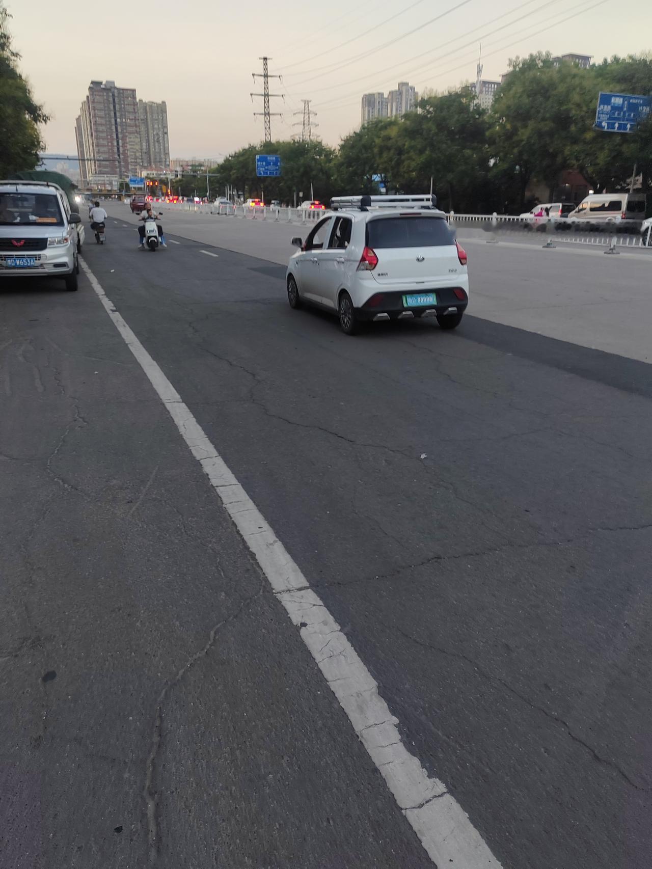 这是我昨天傍晚，大约7点左右，在新华路南段看到的一幕。一位老者，看貌相应该在60