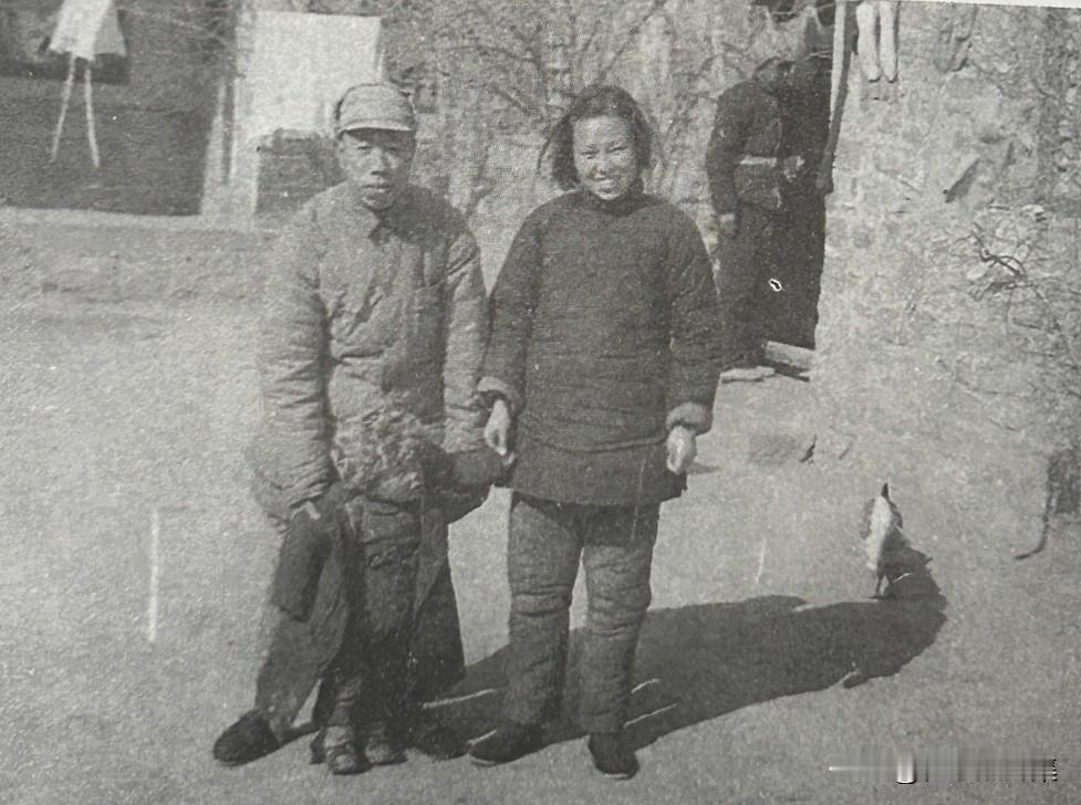 1938年，成仿吾在陕北公学担任校长期间，与张琳相识。当时张琳是女生队负责人，两