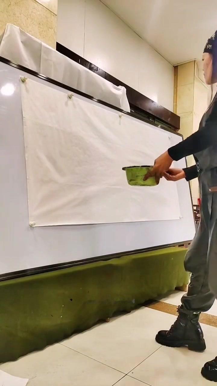🎨两年前的今天，正在画姚巨蓉山水，现场示范的笔触还很清晰。那时还会更注重技法的