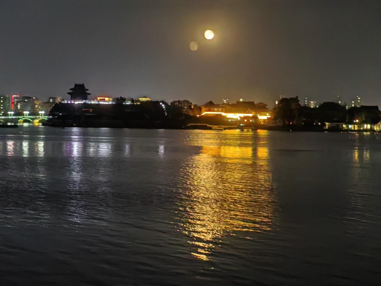 秋湖夜景美如画
初月竿高戏鱼虾
晚练人们岸边舞
凉风宜人心情舒