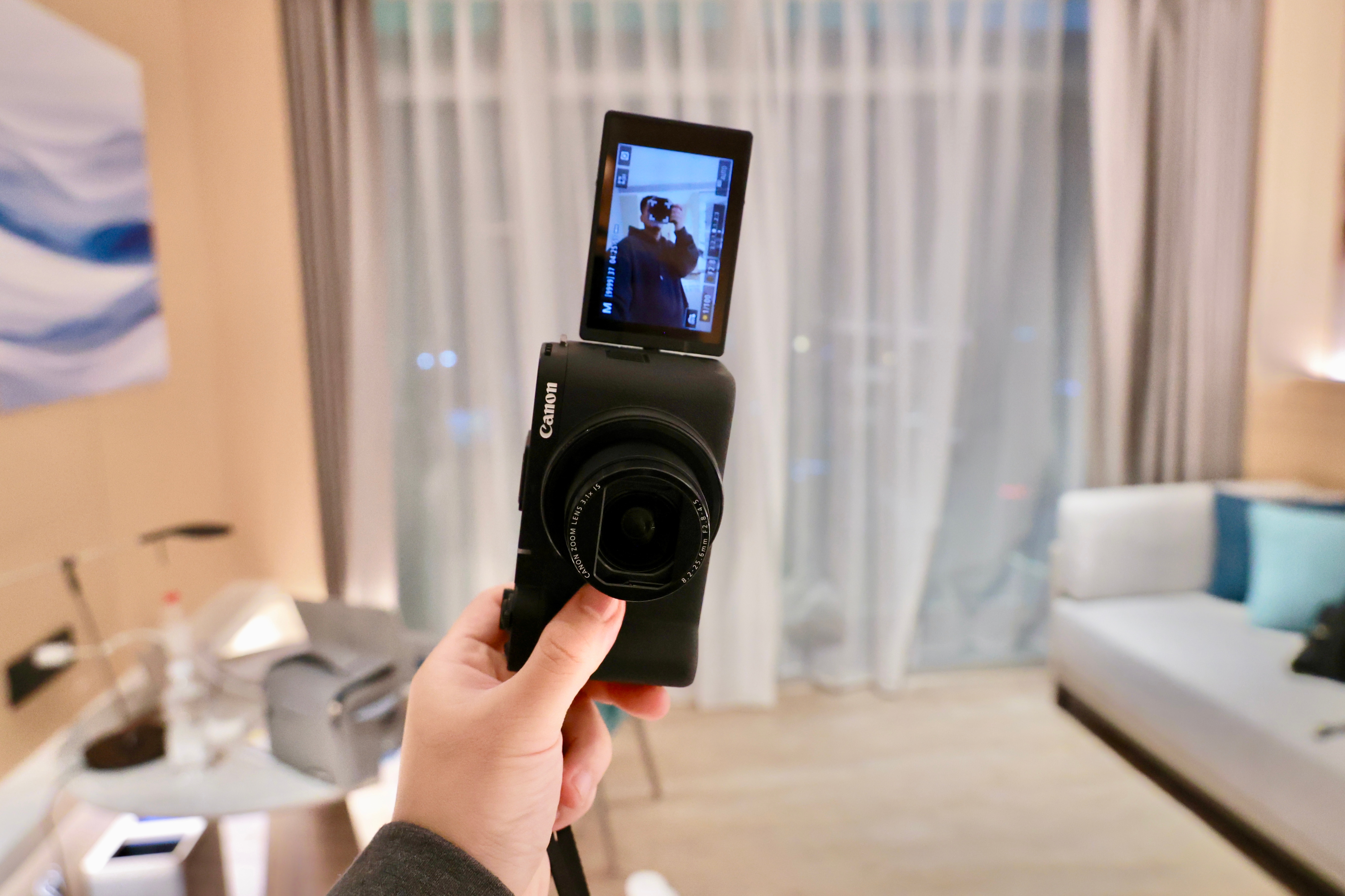 明天广州车展的神秘任务，用佳能V1出一期视频作为佳能资深用户的我，非常喜欢这部小