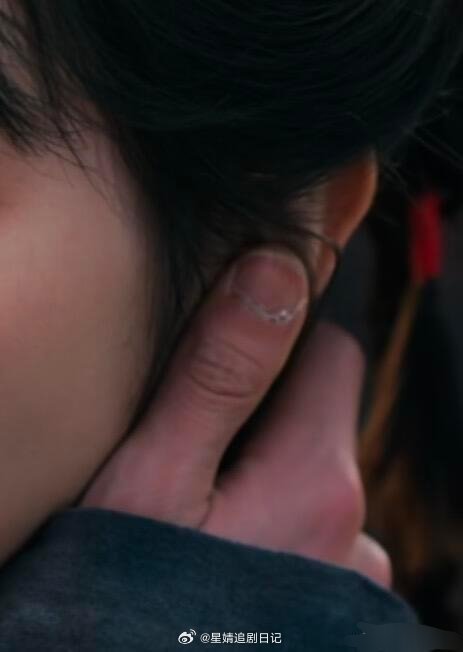 张凌赫是不是啃手啊 我记得丁禹兮也这样 