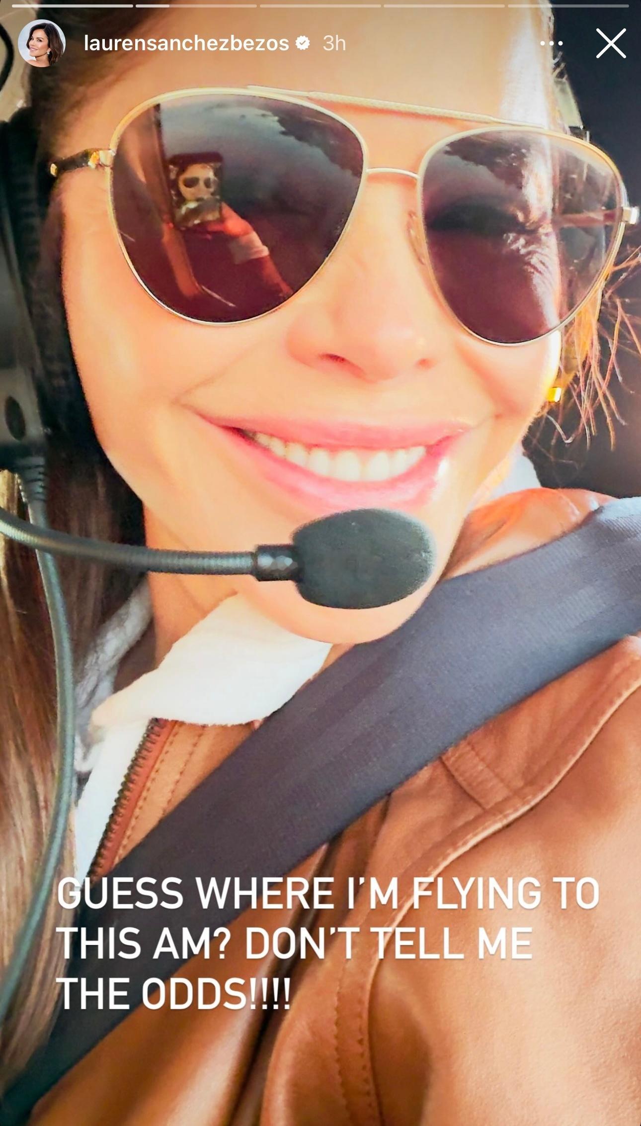 桑切斯和贝佐斯开着直升机🚁前往巨型新格伦火箭的助推器回收降落的登陆平台船Jac