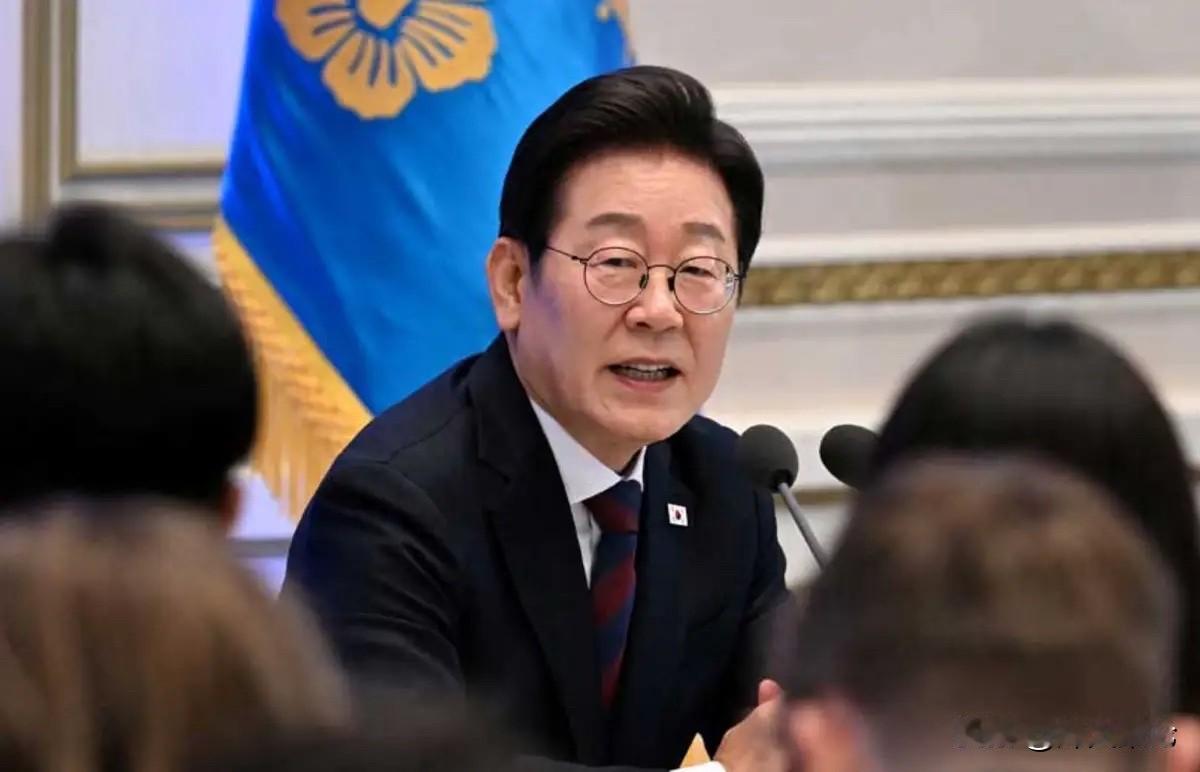 韩方10分钟2次改口，这效率太反常了。
一开始，只说中韩外长会晤，见李在明总统还