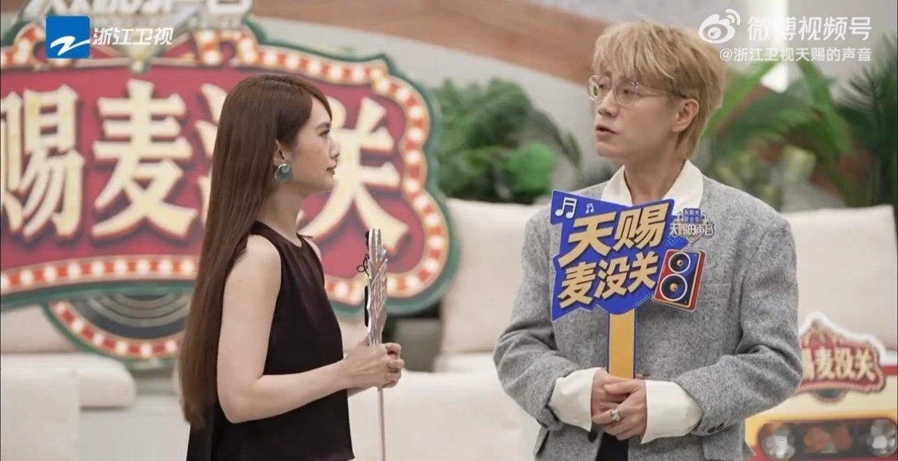 王铮亮杨丞琳互相撒娇杨丞琳王铮亮互相撒娇哈哈哈哈两个人就这么互相撒娇，好可爱 