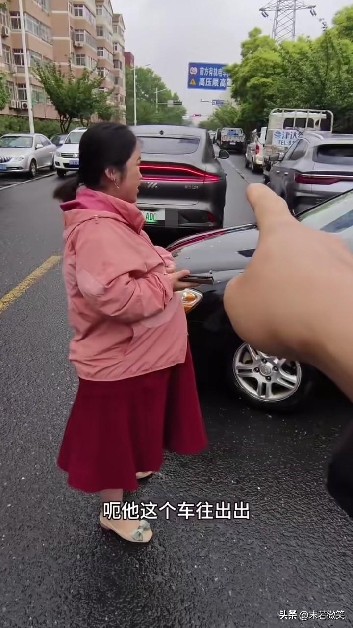 山东一孕妇开车出小区，撞到马路上一辆车的侧面，女子却指责，是对方没让她！

帽子