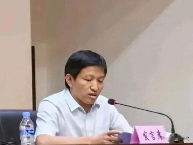 龙岩市安居住宅建设的李旺禄上了热搜，
他是1981年出生的福建上杭人，
从22岁