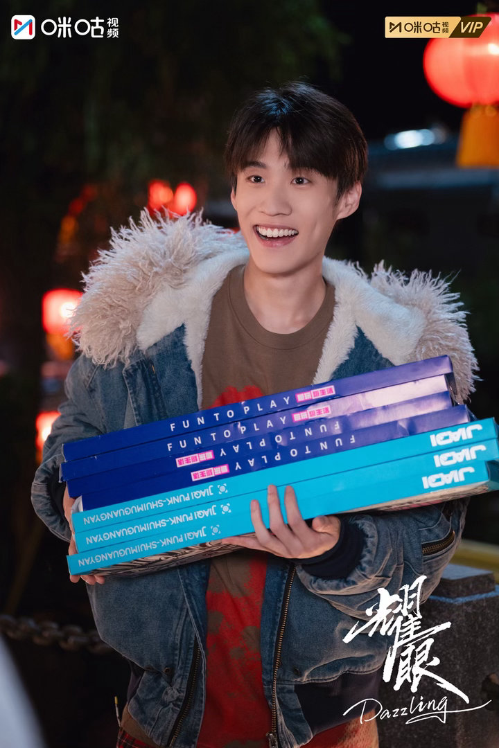 #上咪咕看耀眼# 最动人的从不是盛大喧嚣，而是岁岁相守的温情，一群人朝夕相伴，勾