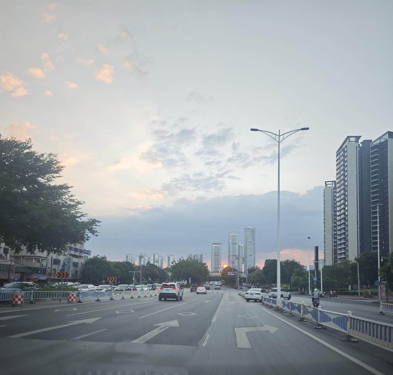 圆滚滚的落日悬在楼群中间，金红的光铺得满河面都是，连河对岸32层的老居民楼外墙都