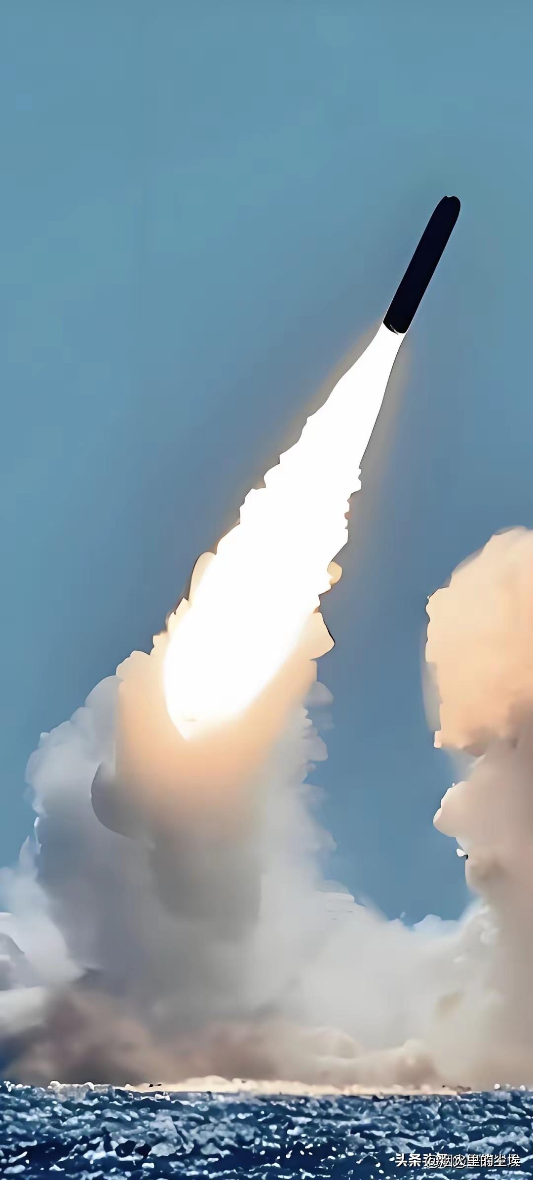 中国核潜艇向太平洋发射导弹，至少说明了三个事实:
1，说明周边局势比较复杂，个别