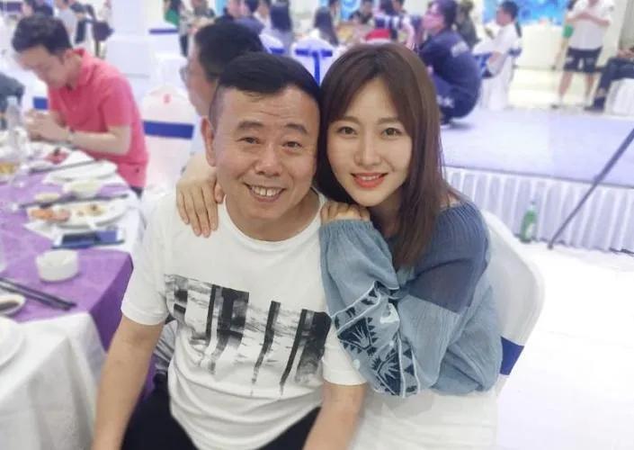 为何潘长江的女儿捧不红

潘阳是潘长江的女儿，她继承了妈妈的基因，身材、颜值都不