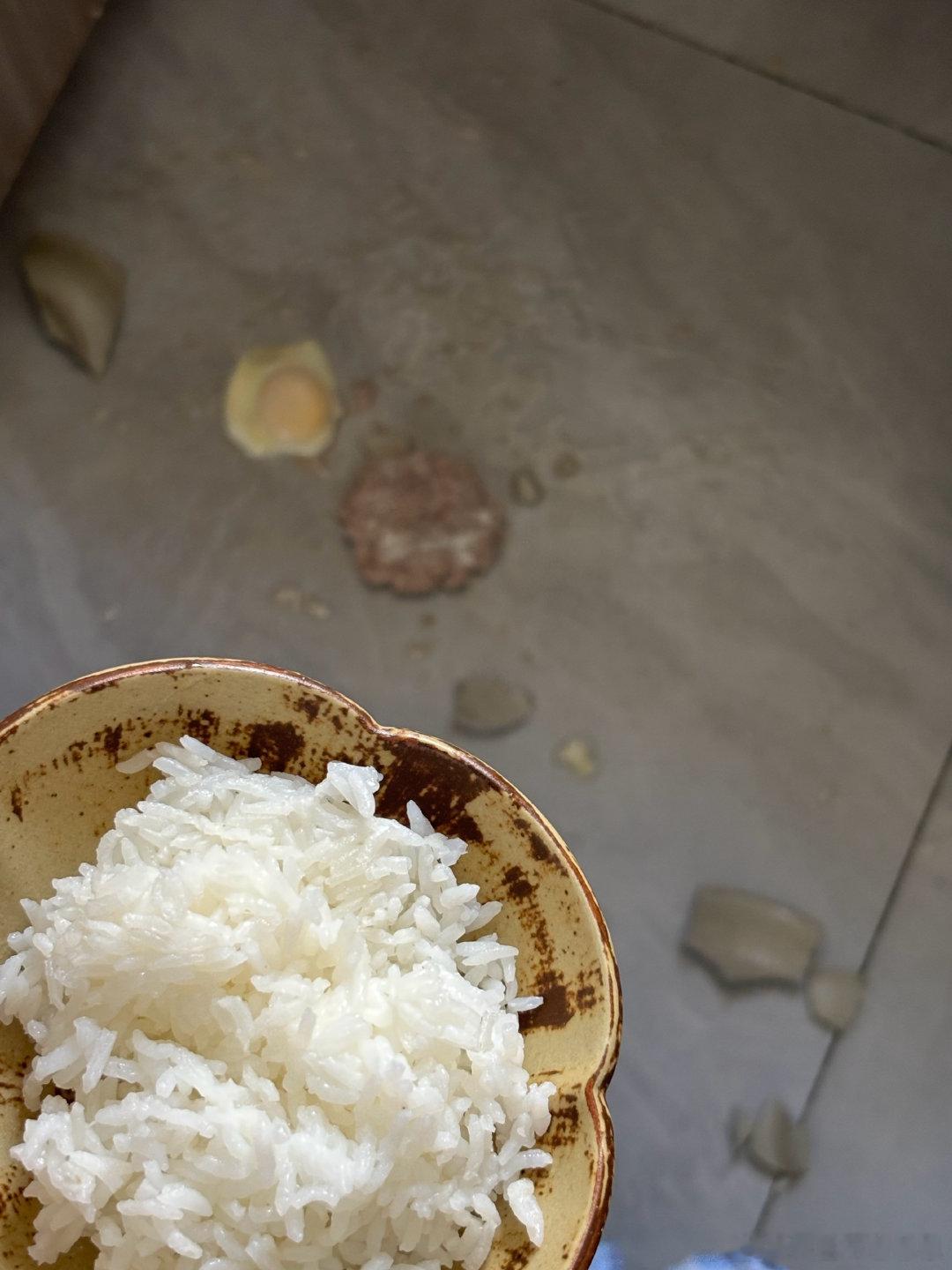 情绪已经稳定到饥肠辘辘的时候肉饼子蒸蛋和碗一起飞了依然波澜不惊 ​​​