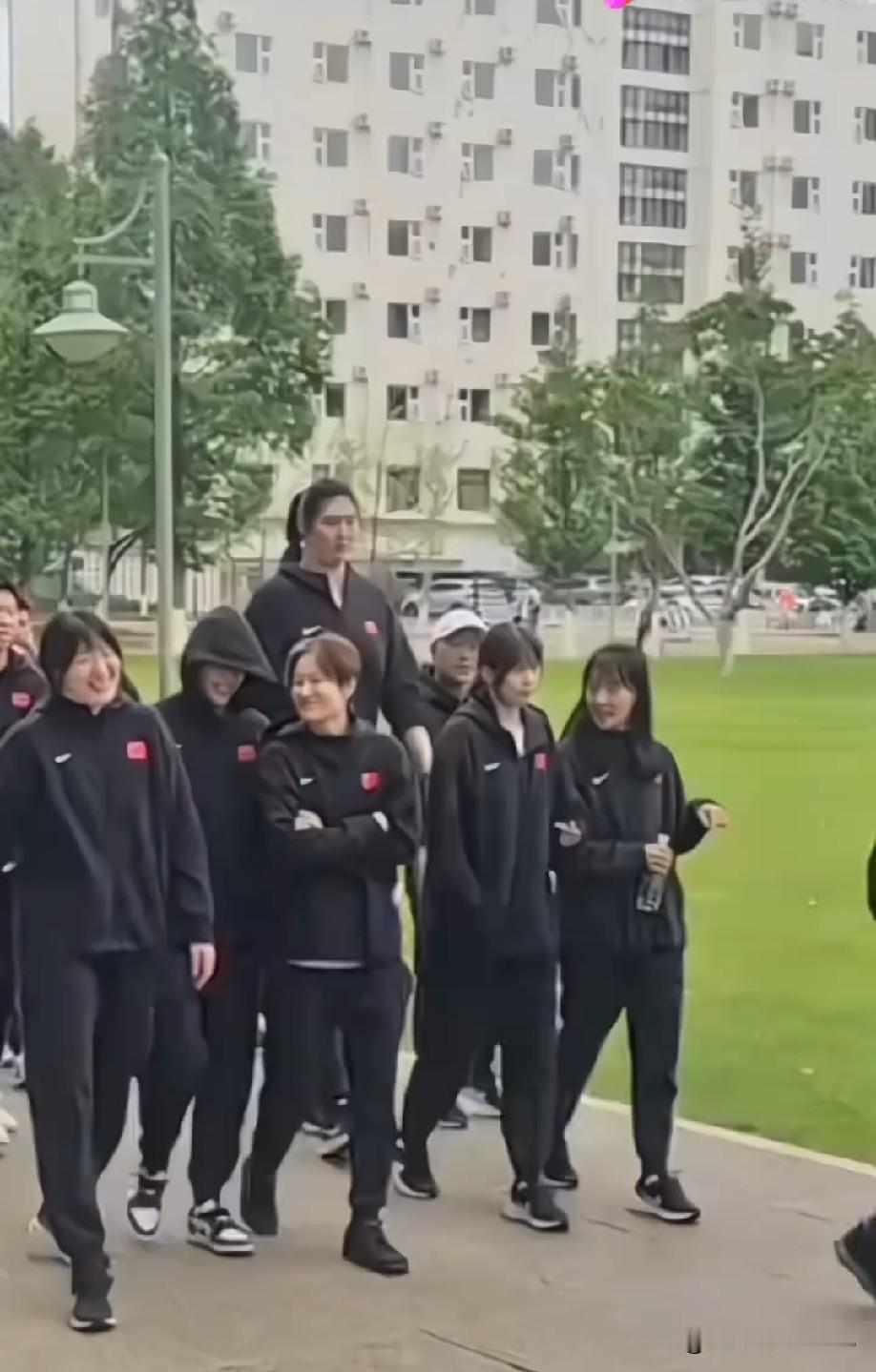 谁懂呀！现实中高个子带来的压迫感简直拉满。张子宇往人群中一站，身形格外显眼，身旁