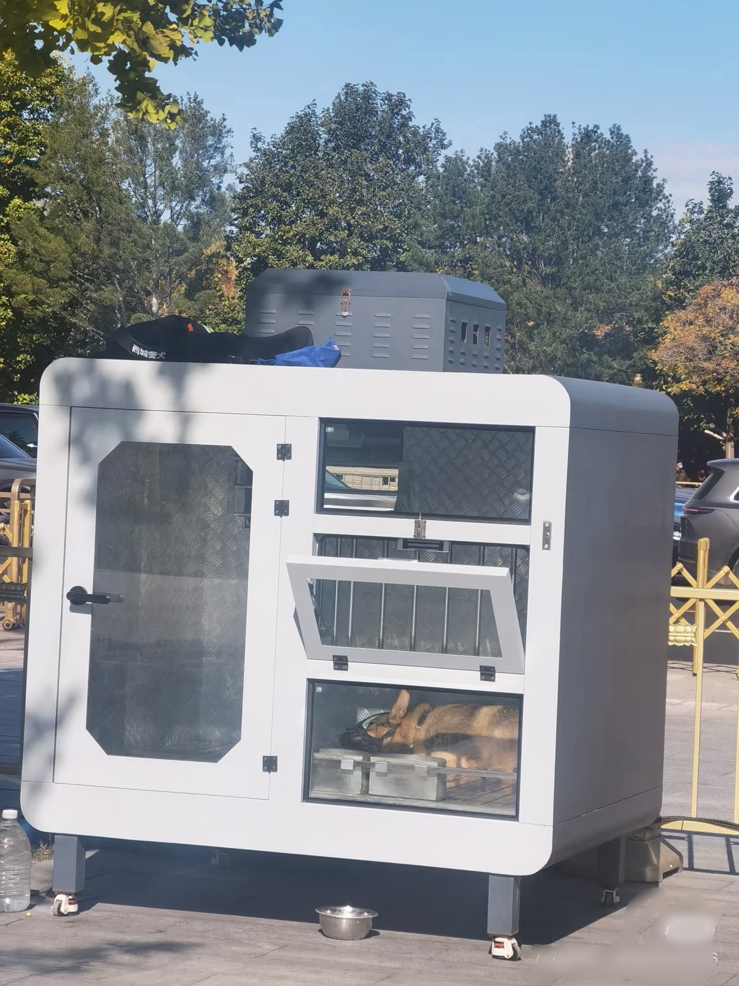 长安街上的警犬舍！无意中的一次在国家大剧院的长安街上看到了警犬舍，它们是值得被善