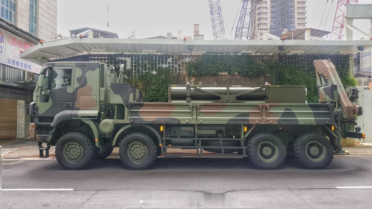 伪台陆军炮兵部队的“雷霆2000”火箭炮弹药运输装填车出现在台北闹市区的街头。该