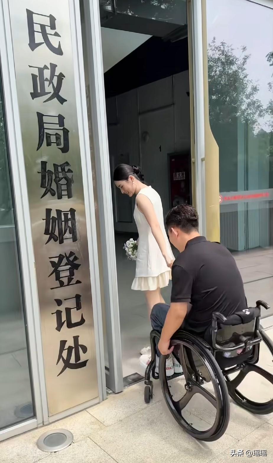 好绝望啊，他一个男的坐轮椅都找到了健全漂亮的女朋友。