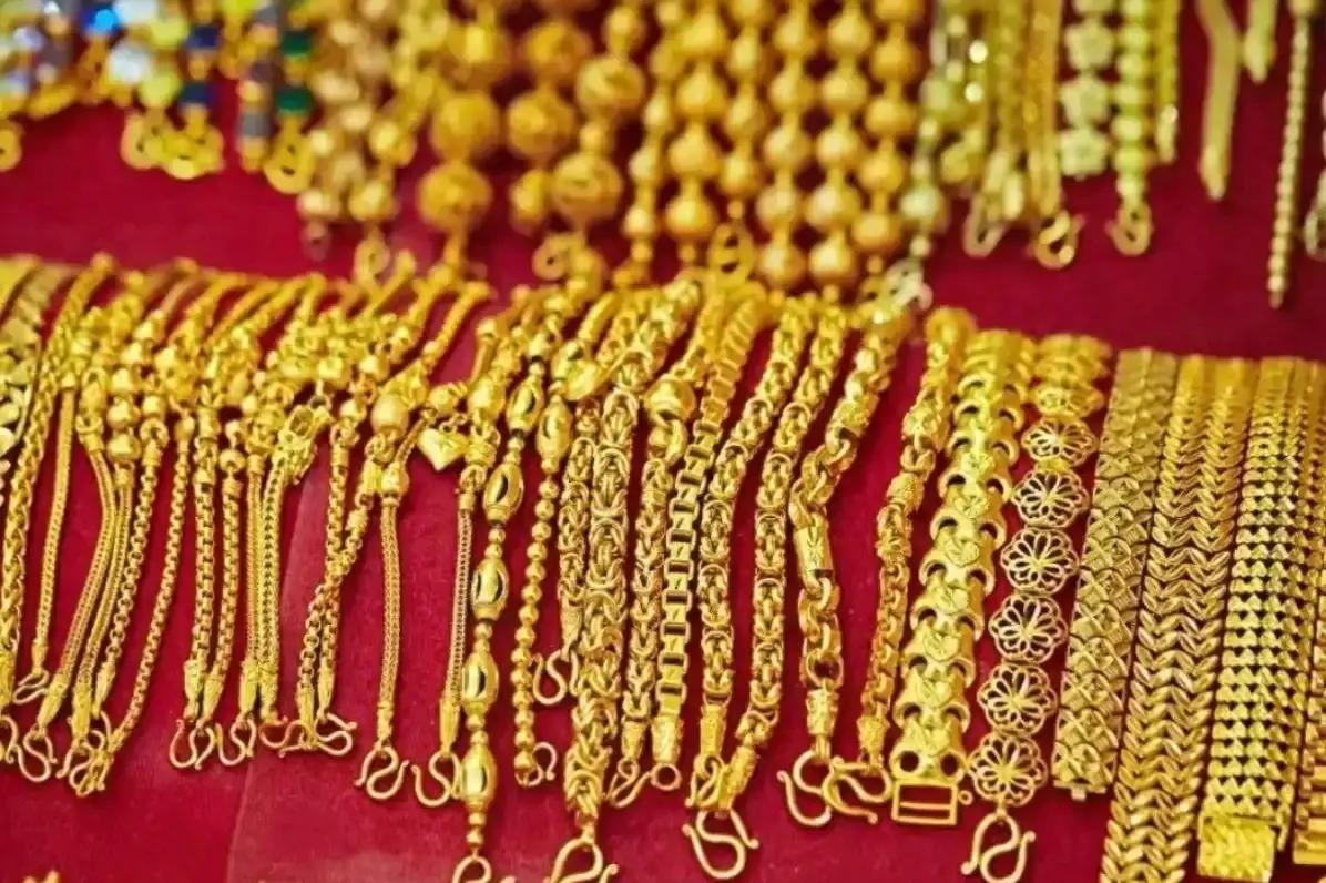 当下中国金店，足金价直线崩盘18元！前日还飙升避险王，转眼成烫手山芋，谁的钱包先