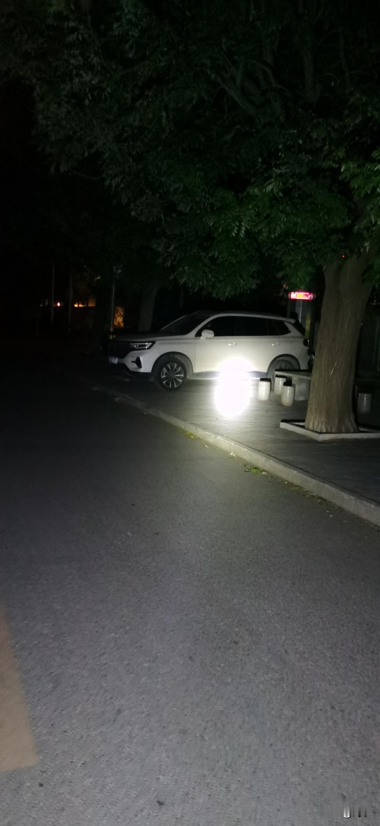 刚刚，送一人，那哥们喝得有点多，在我车上吐痰，我没有好气地说你别在我车上吐痰，之