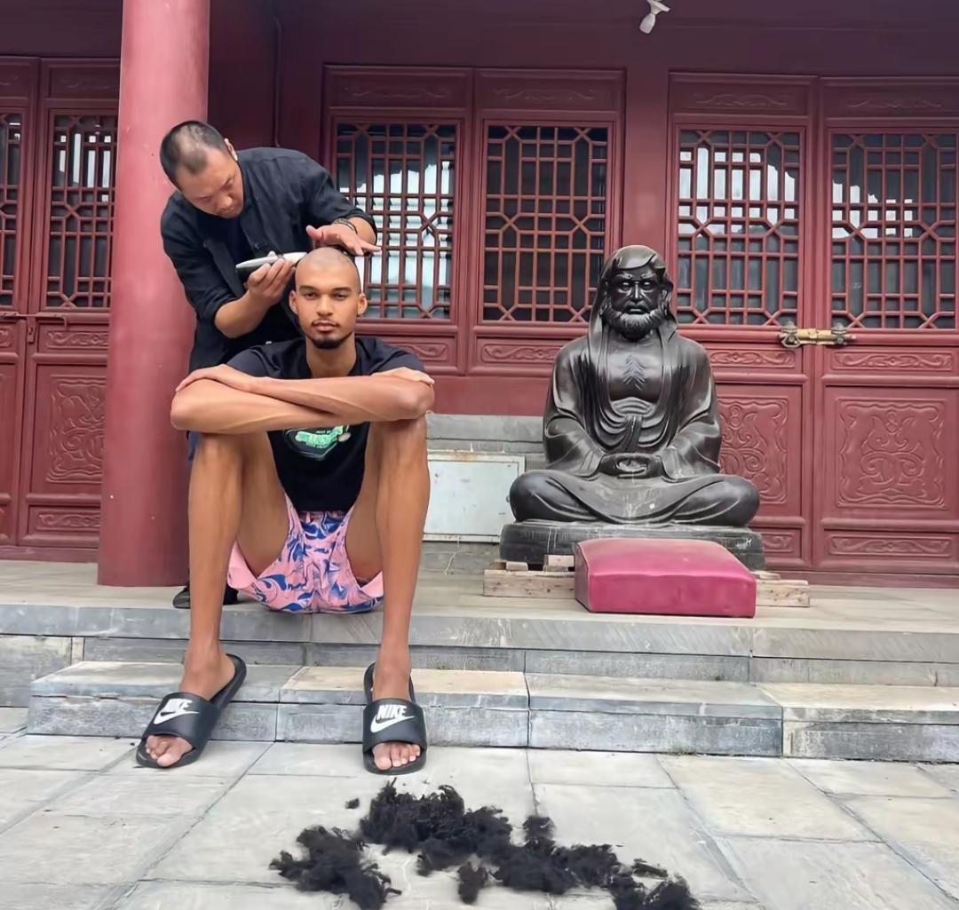 文班亚马这赛季的成功，与2025年夏天在少林寺的十天闭关修行密切相关。当时经纪人