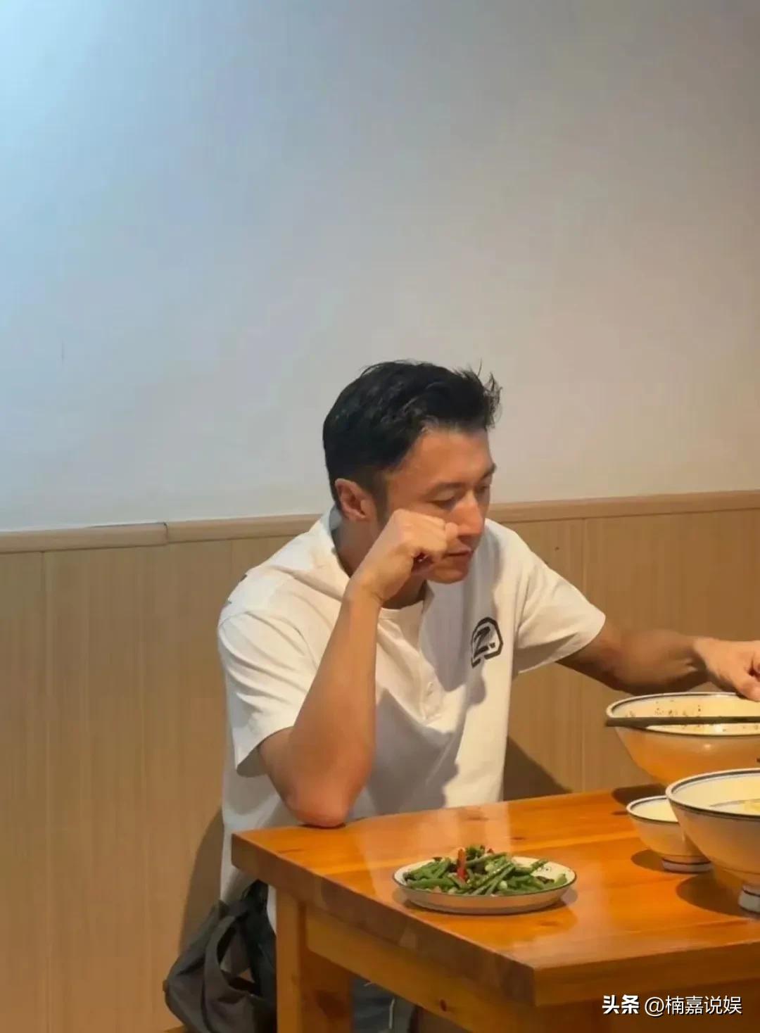 谢霆锋现身西安一家小面馆吃面，生图确实年轻，状态很好。
他穿着一件白色短袖配短裤