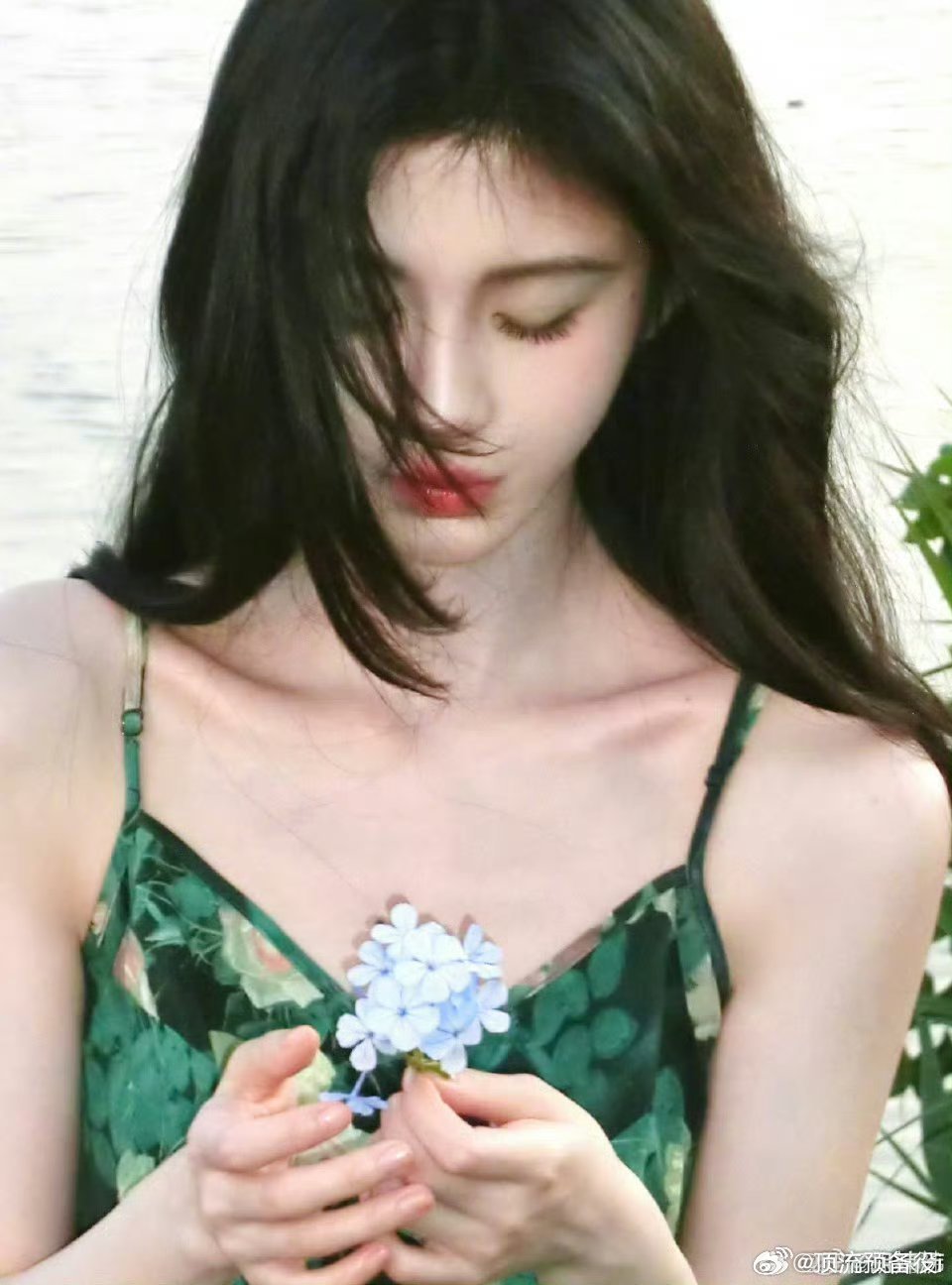 鞠婧祎绿色吊带碎花裙 鞠婧祎想美死谁啊[打call] ​​​