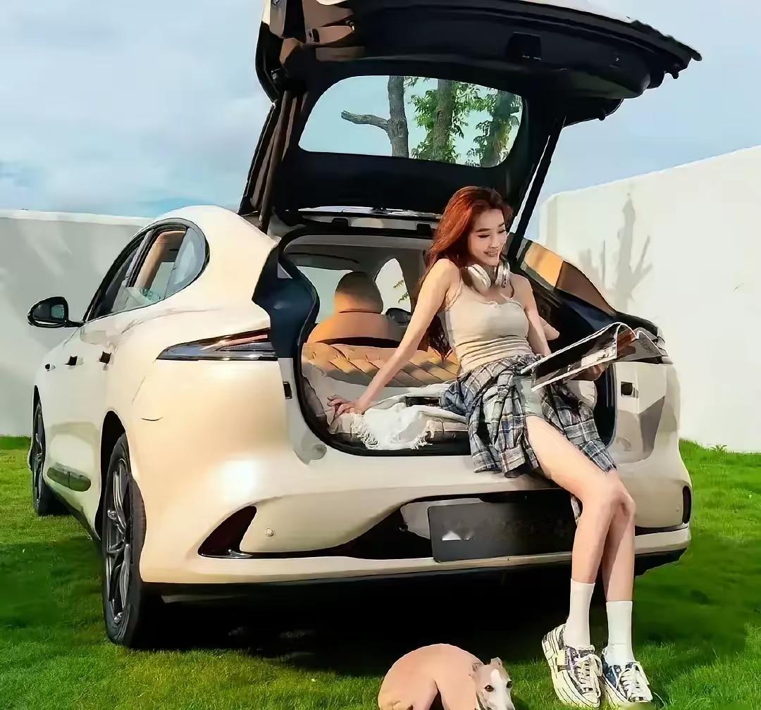 不管你信不信，2026年将出现六大现象：
1、退休金不会再出现有人拿一万多，有人