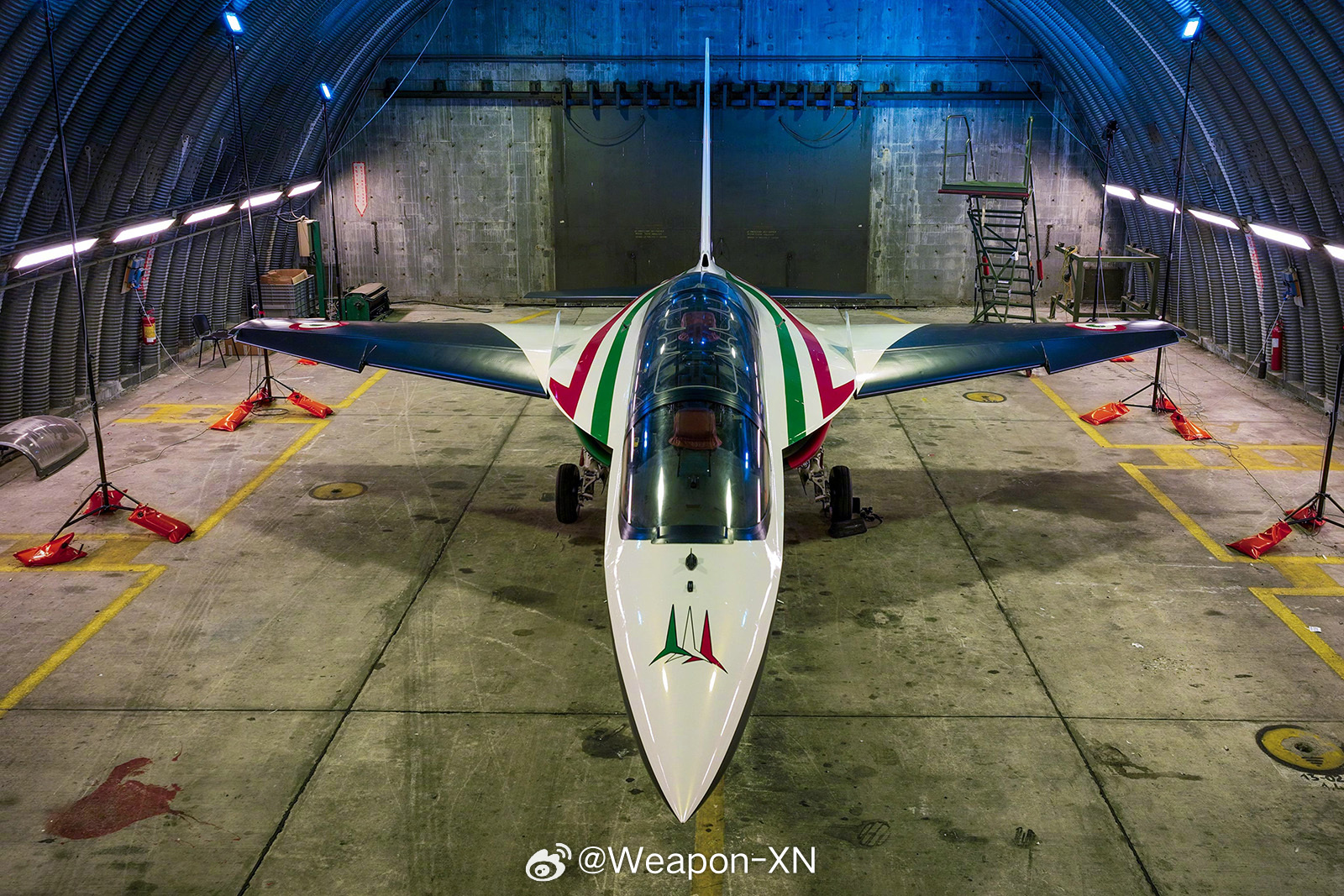 #兵器影像[超话]# 意大利空军三色箭飞行表演队将不再选择单发的M345教练机，