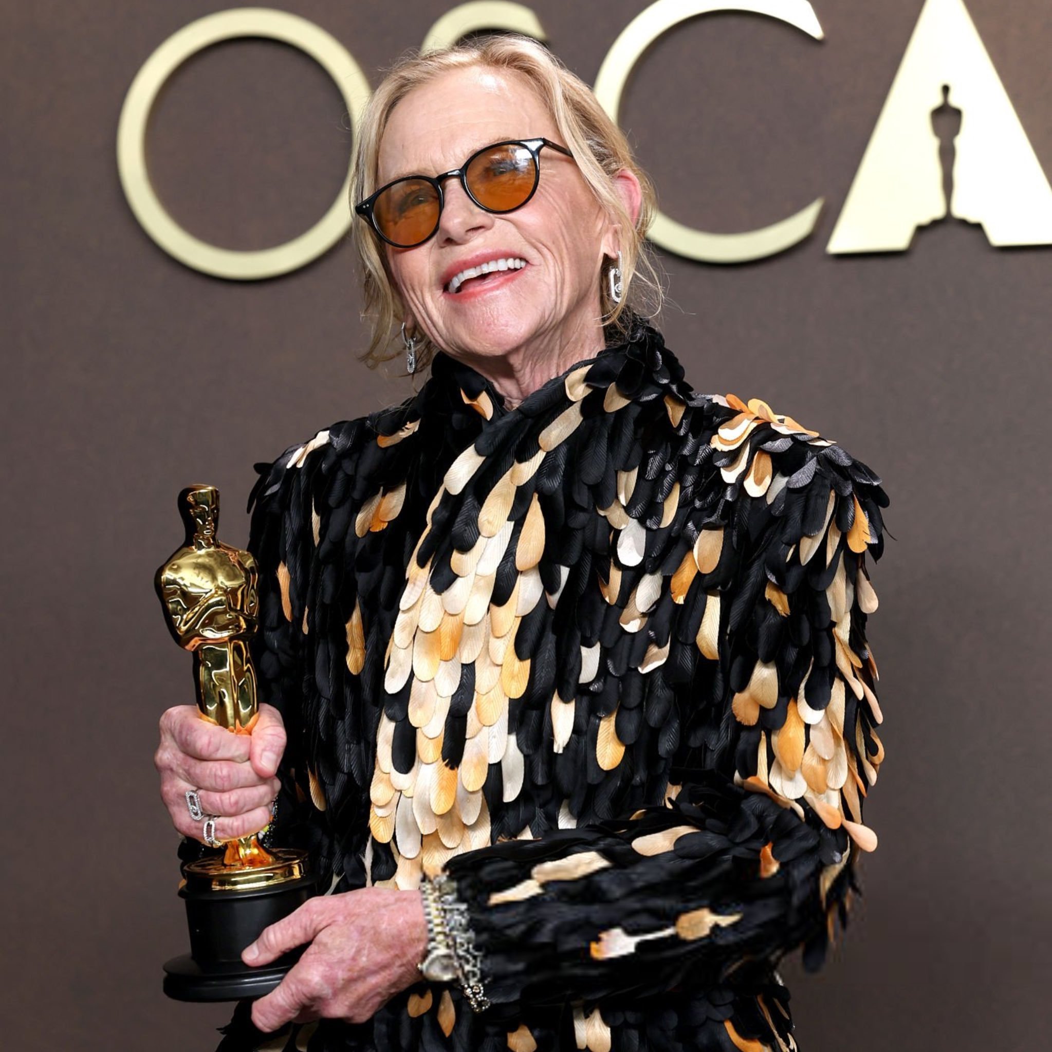 艾米·马迪根手捧奥斯卡奖杯！！第一次入围40年后，她终于等来了这份肯定！2026