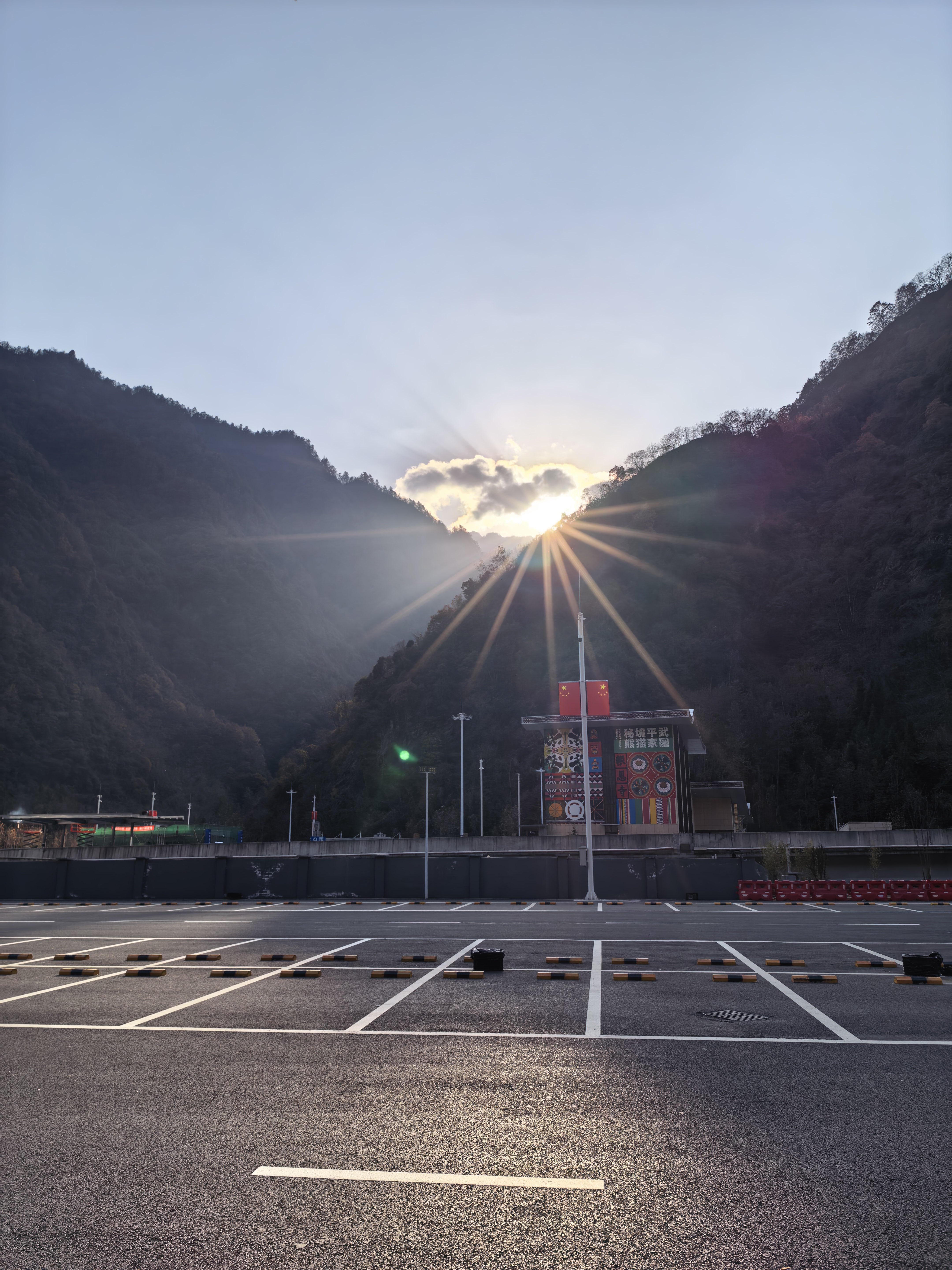 九绵高速最后一个服务区，下一步就到九寨沟 绵阳·木座服务区停车场