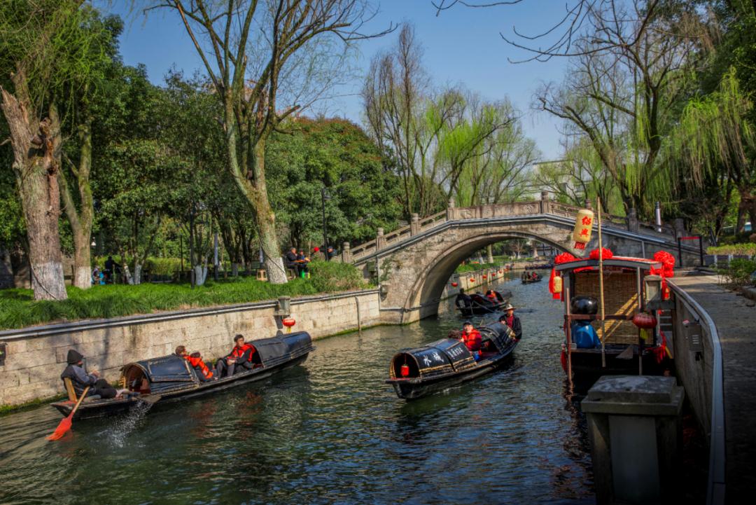 【挣钱是技术，花钱是艺术；能不能挣钱看智慧，会不会花钱看品味】
        