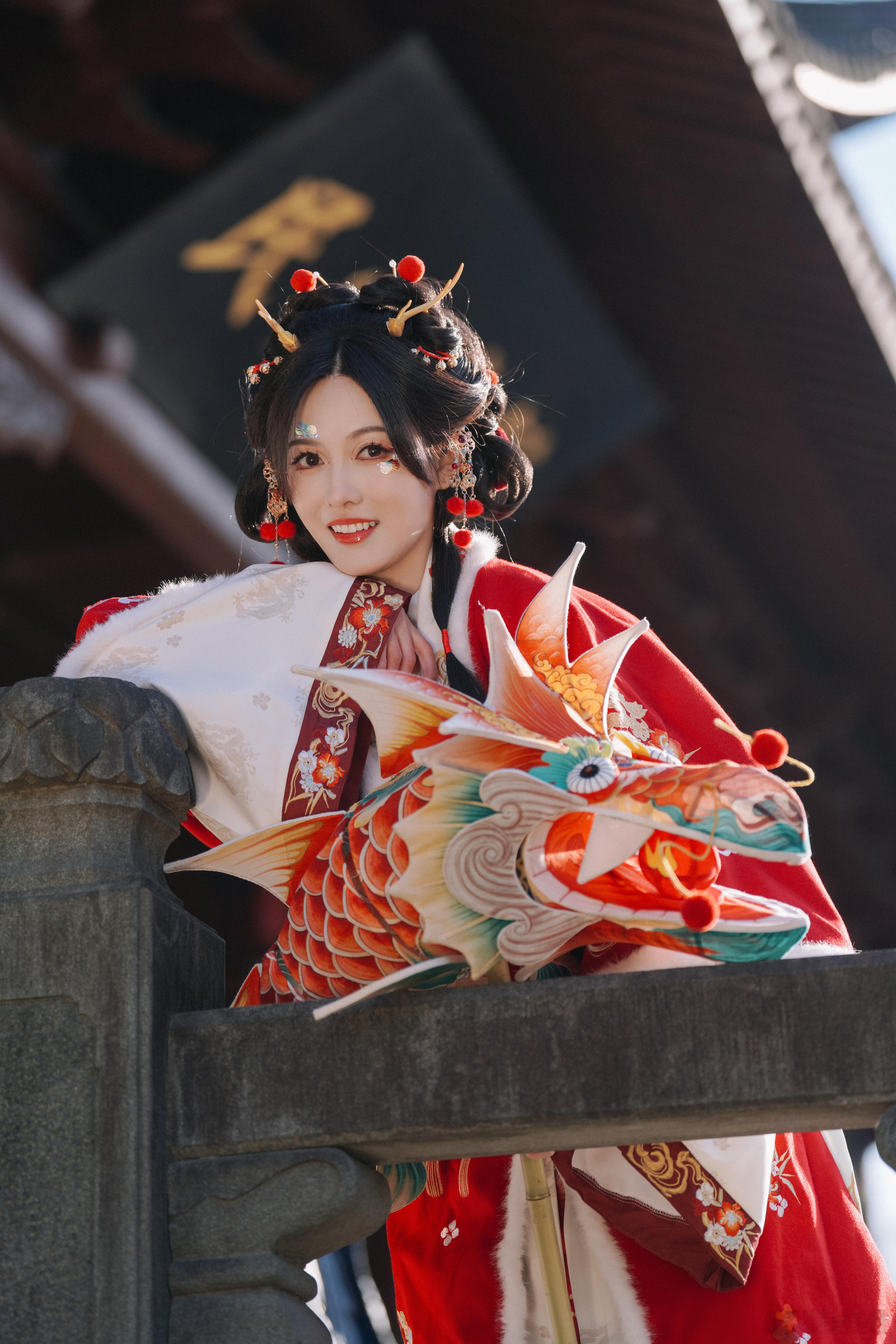 #陆婷玉龙鳞开运妆#过年最流行的应该就是红红火火的国风穿搭了吧，陆婷玉这套造型不