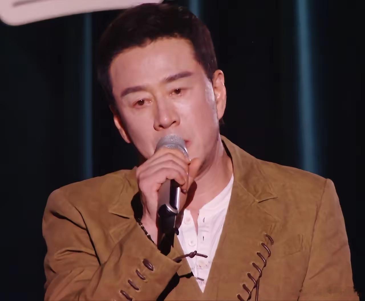 杨坤得知自己被淘汰后，眼眶瞬间红了，眼泪在眼睛里打转，他说：“我为了来参加歌手，