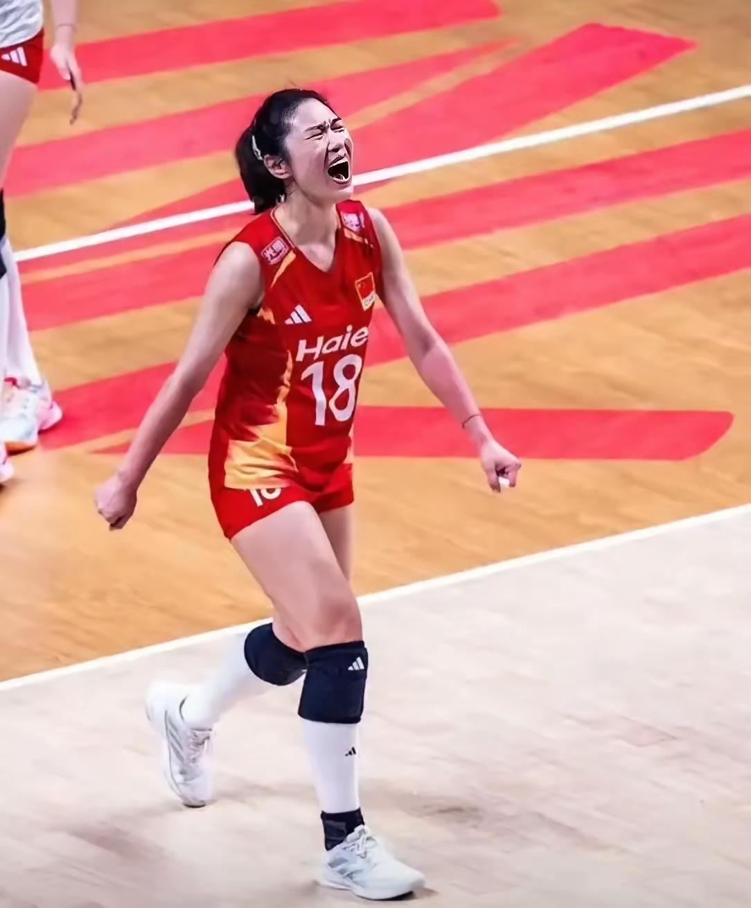 当美国女排队员还没反应过来的时候，中国女排姑娘们已满场飞奔庆贺胜利了！
之所以世