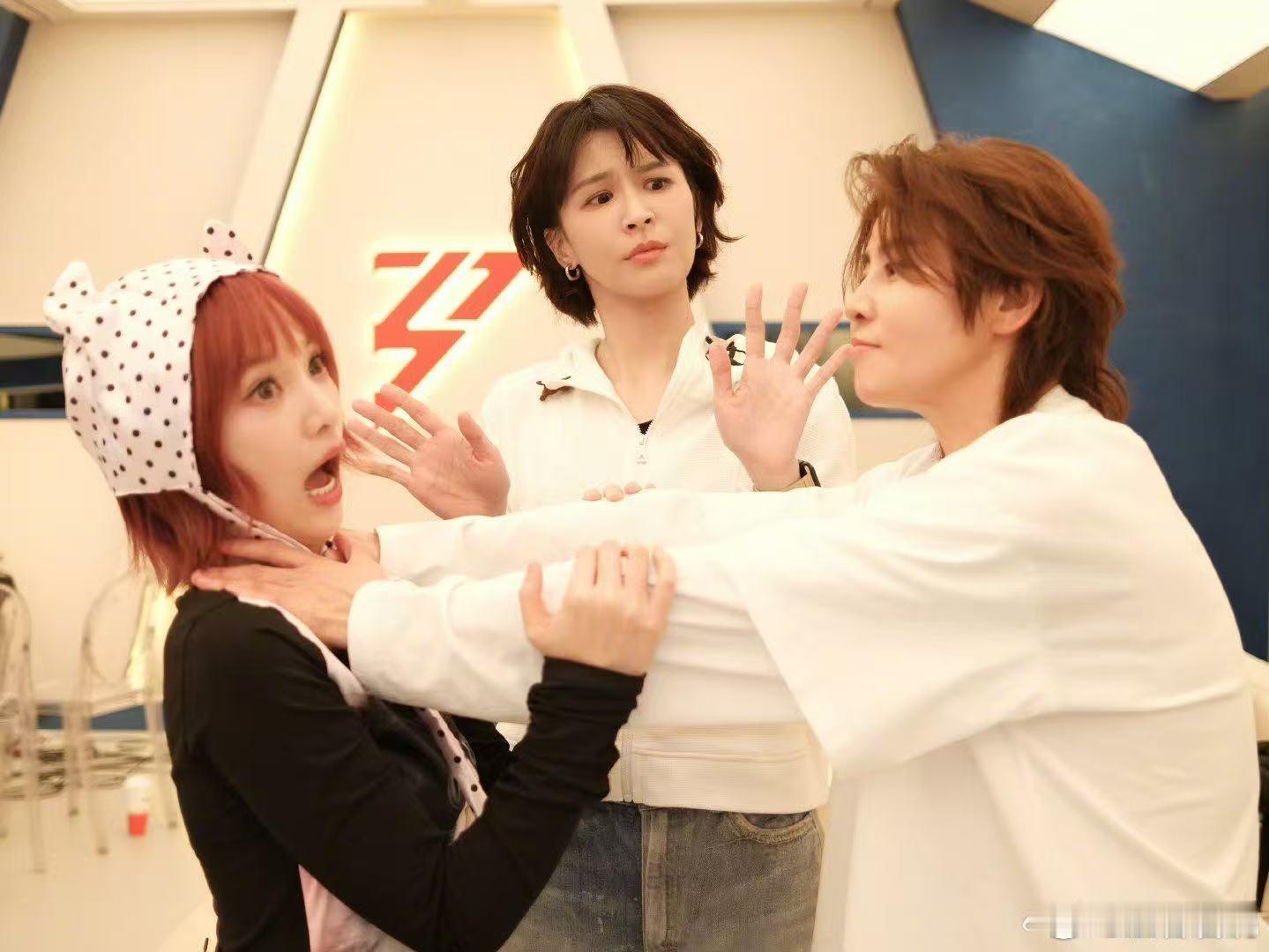 浪姐 T3航站楼 反差魅力狠狠拿捏，三位姐姐同台氛围感拉满，利落帅气的台风搭配扎