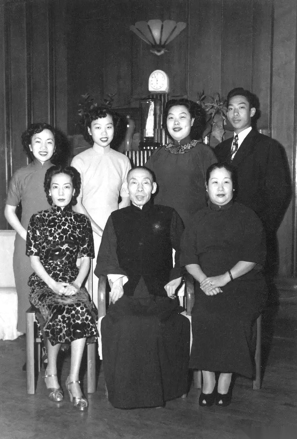 “杜老板的儿子，也会赖账？”理发店老板的手，就那么拦在他胸前。
周围看热闹的人，