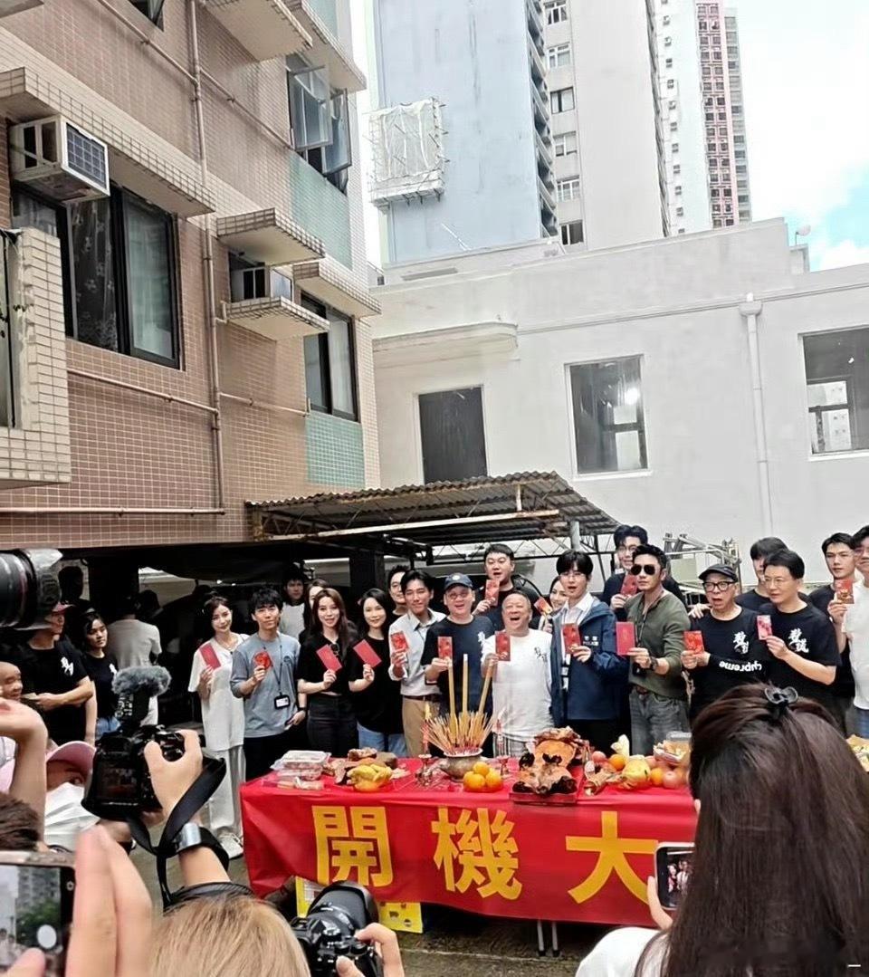 让大家见识一下震撼内娱的阵容，一看曾志伟是导演……