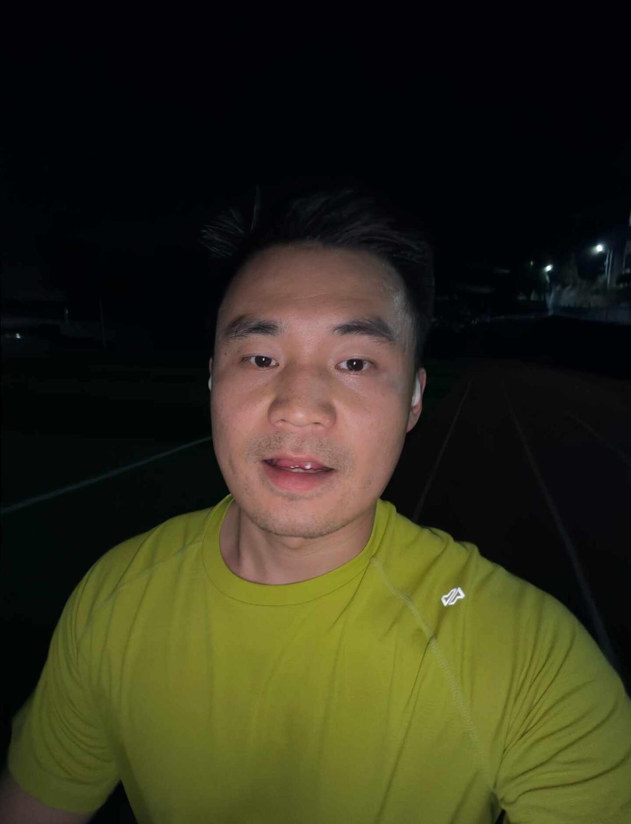 暂停跑步 先去加班
一直佛系备赛
趁着今晚夜色正好
想跑个3*1.6的马配
结果