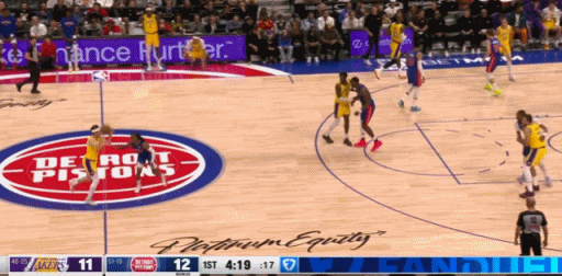 老詹右手被戳了一下，在场下处理。湖人vs活塞