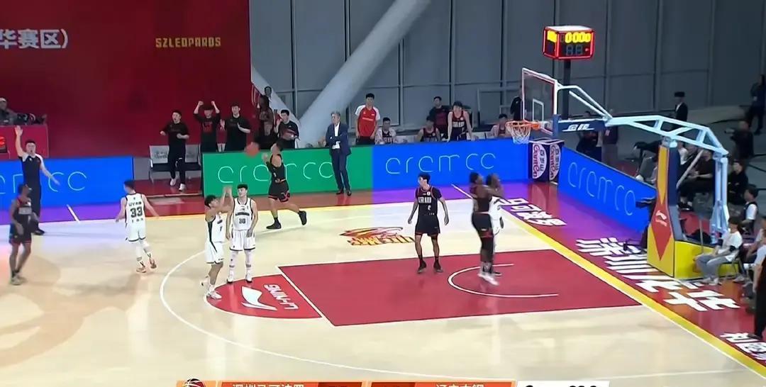 威尔斯突然报销，辽宁连夜改命！
 
昨晚对深圳，莫兰德+奥利弗同时上场，内线堆成