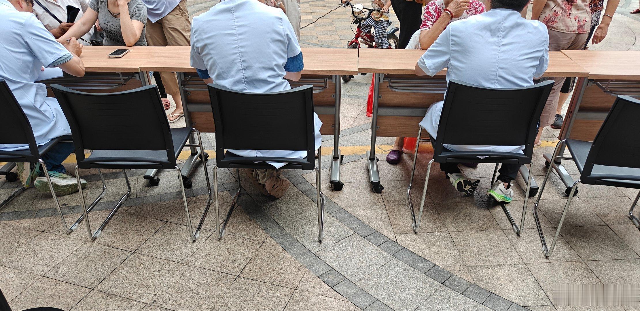 顶着三十几度的温度，在广场上义诊，我也是很敬业的