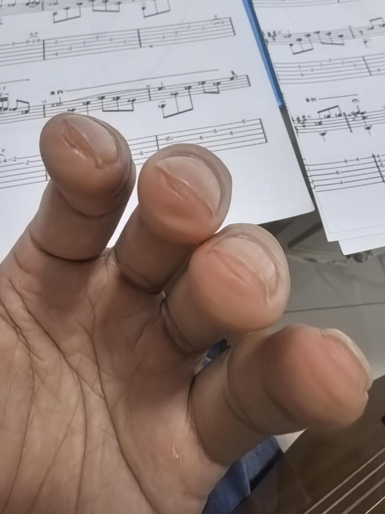 我已经换了尼龙弦了。手指头还有点疼，那也没办法了。
特别是滑音，不太敢使劲。
是
