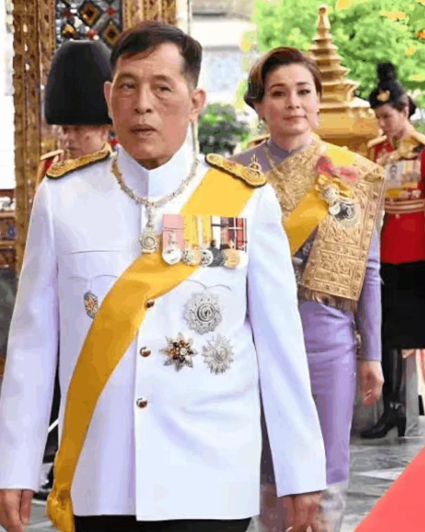 泰国国王一般不外访，除非是大事。
最近泰柬边境的炮声停了半个月，但柬埔寨商贩在