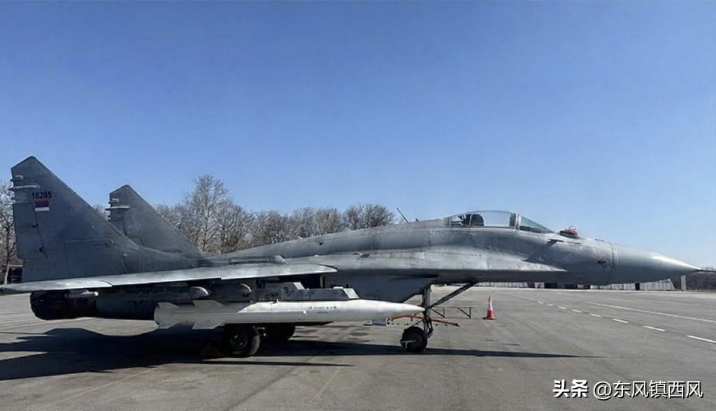 塞尔维亚米格-29SM+战机携带东大的CM-400超音速空地导弹。