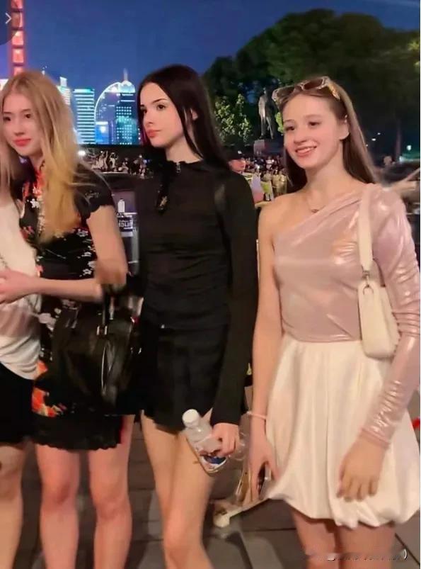 中俄免签之后
俄罗斯姑娘来了
麻烦也跟着来了

很多俄罗斯姑娘涌入这个东方大国寻