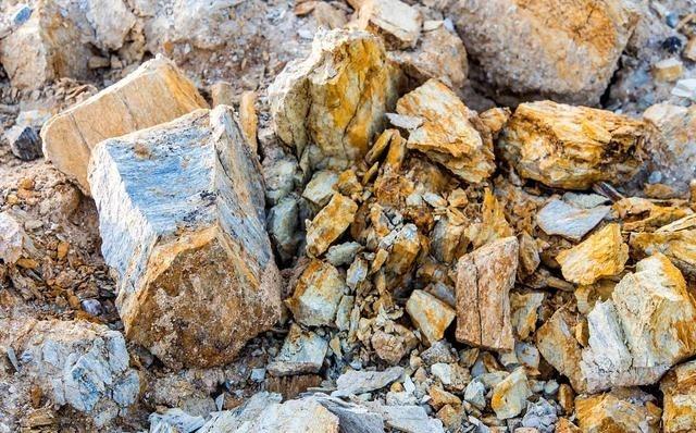 突发转向，稀土出口似乎不再“卡脖子”了。4月9日，商务部突然宣布，原定于2025