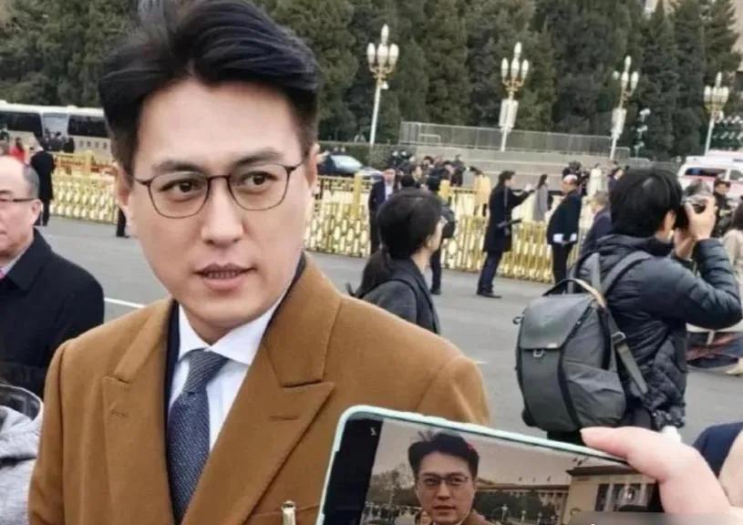一个是红毯造型，一个是街拍，同一个靳东，同一个爱豆，六旬大妈积极应援，她们爱的不