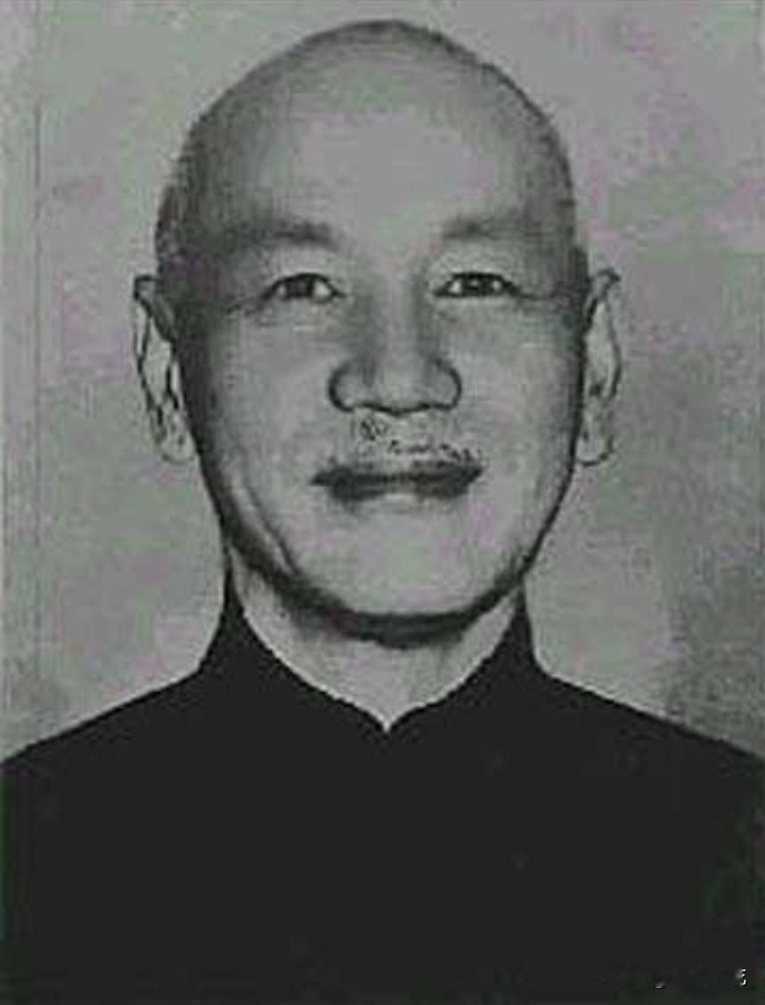 袁世凯第一次见青年蒋介石，他眼神锁定3秒，然后压低声音对身旁幕僚说了一句话，这句