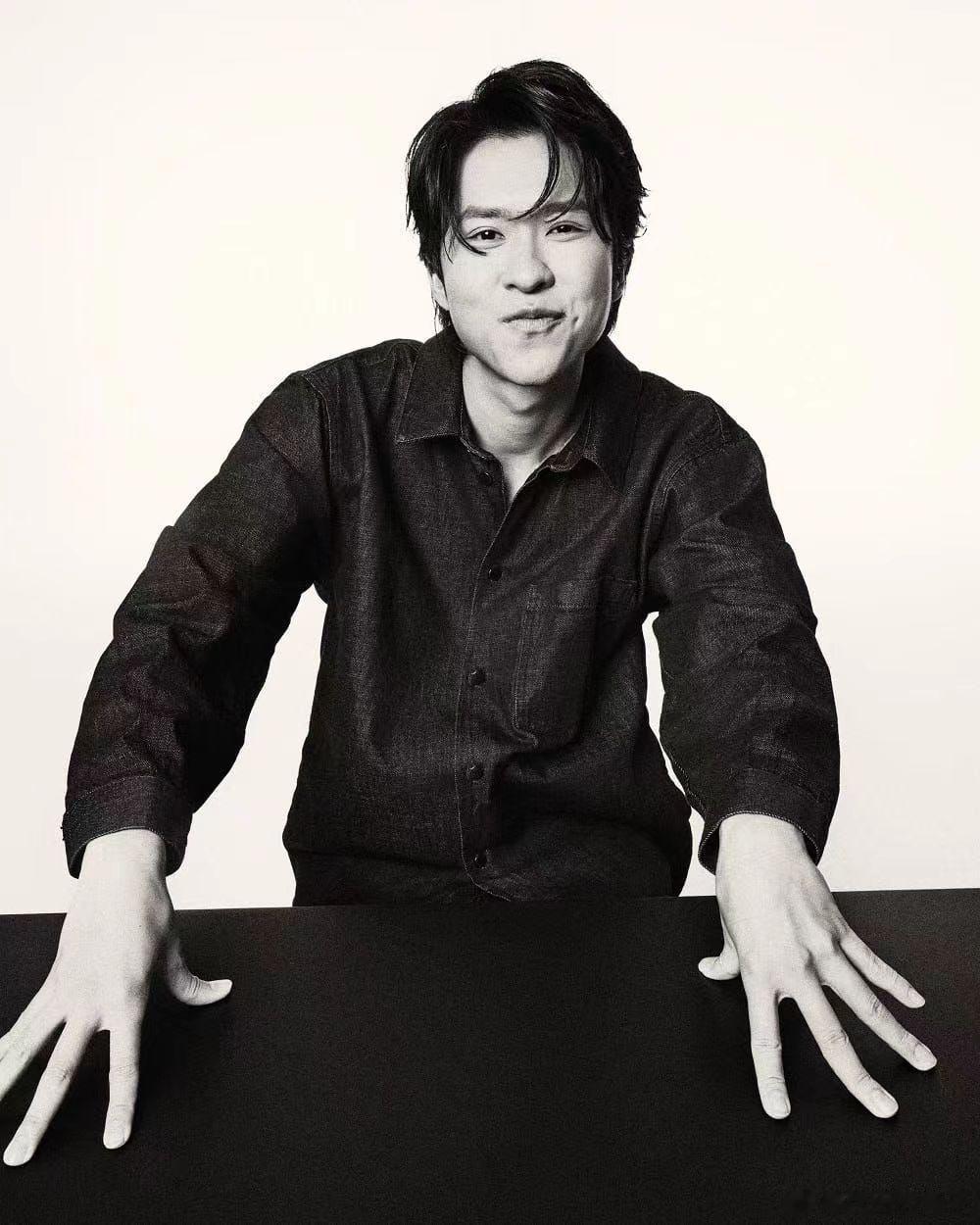 #新传媒艺人# 对你发出味蕾挑战，跨界担任主持人并探索未知料理！，来看郭坤耀与陈